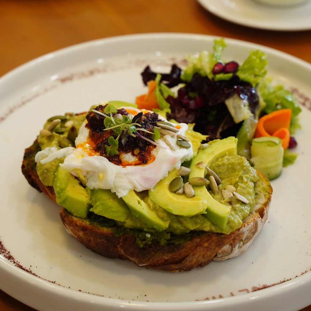POACHED EGG AND AVOCADO