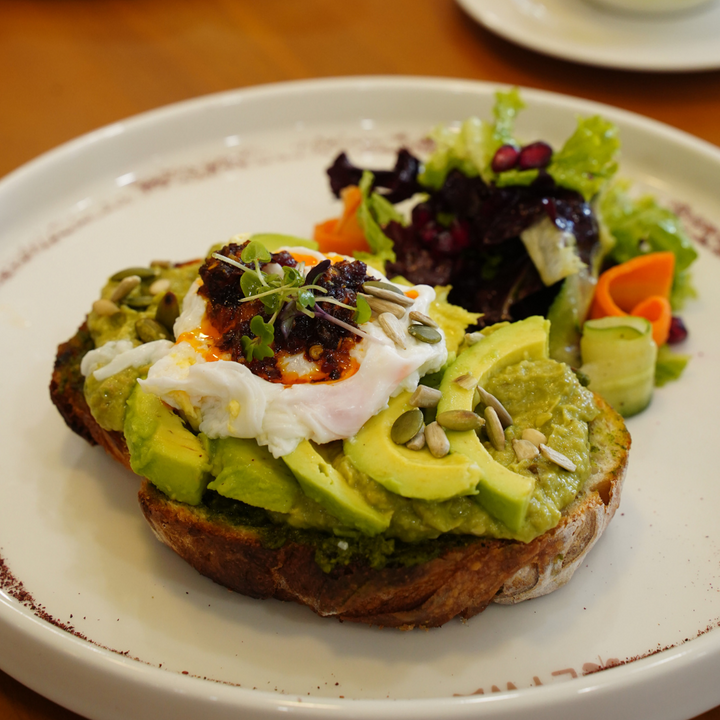 POACHED EGG AND AVOCADO